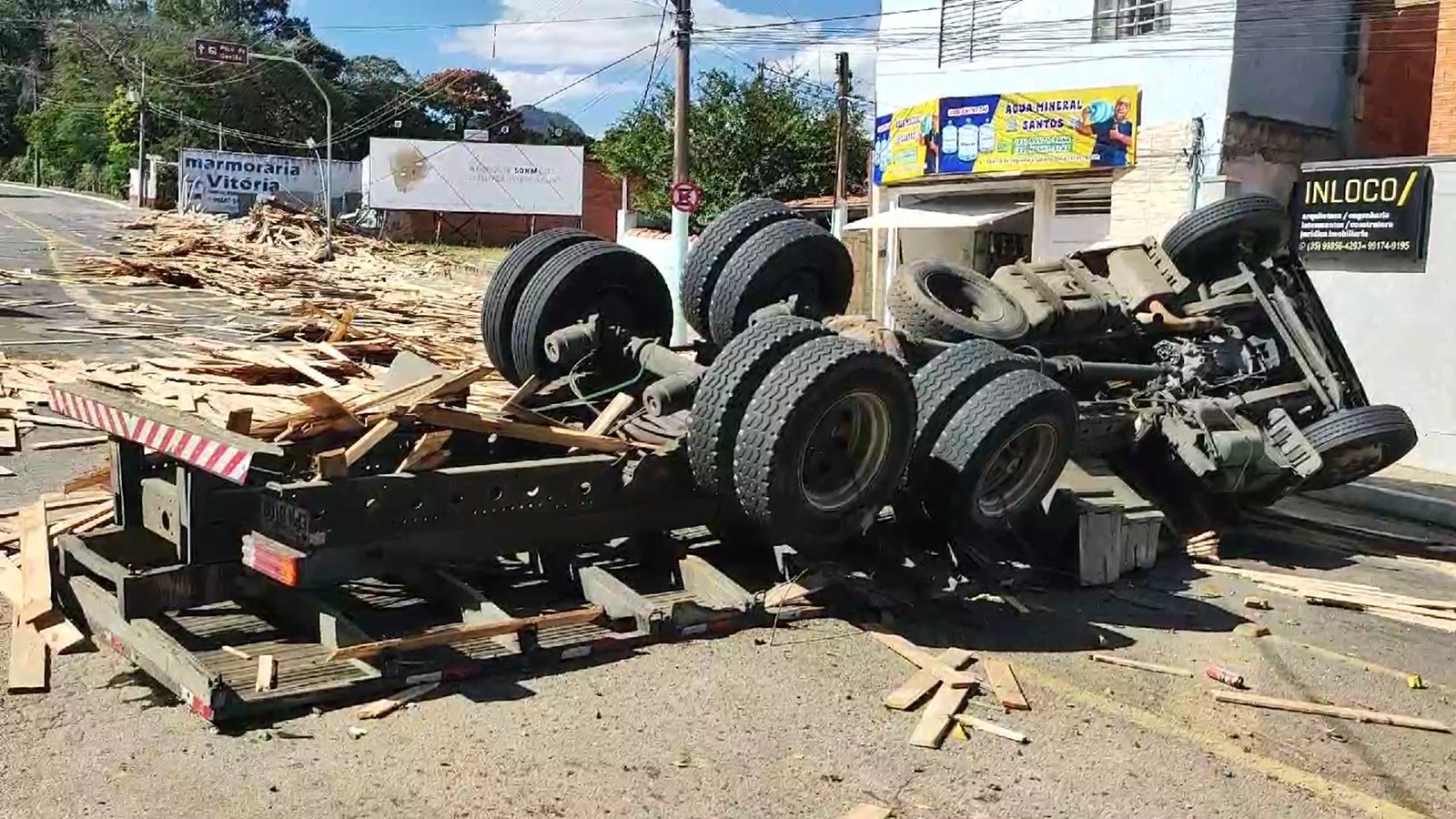 Caminhão carregado com madeiras perde controle e tomba em Andradas