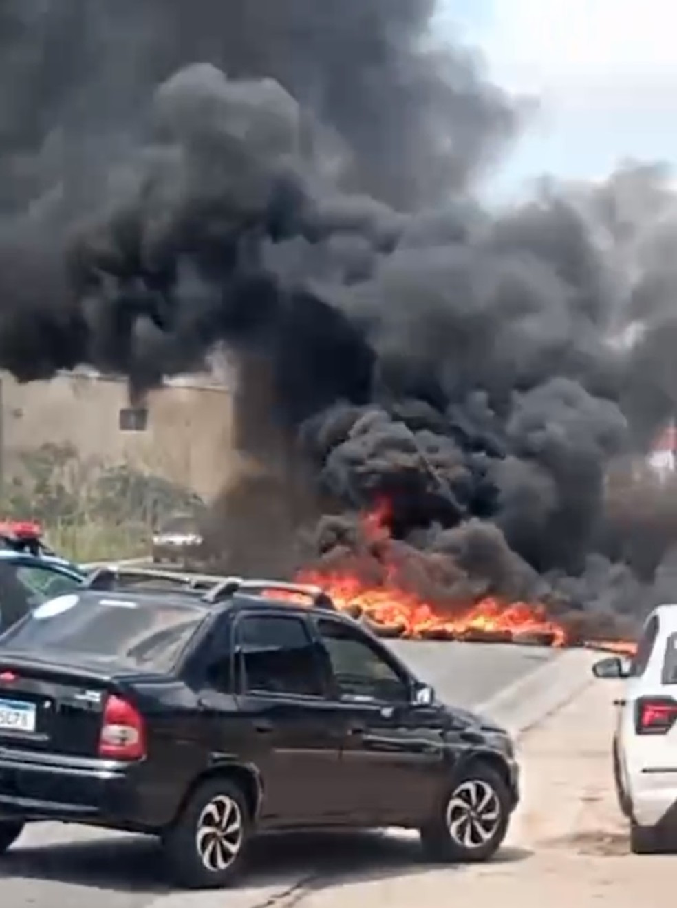 Manifestantes queimam pneus na Avenida Tomaz Landim, na Grande Natal — Foto: Reprodução