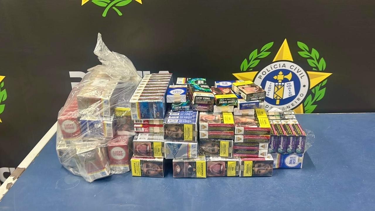 Dupla é presa com 180 maços de cigarro em Angra dos Reis
