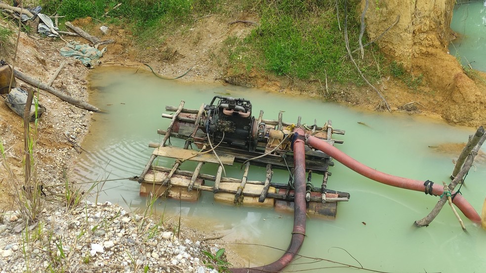 Motor utilizado por garimpeiros ilegais na Terra Yanomami, em Roraima. — Foto: Ailton Alves/Rede Amazônica
