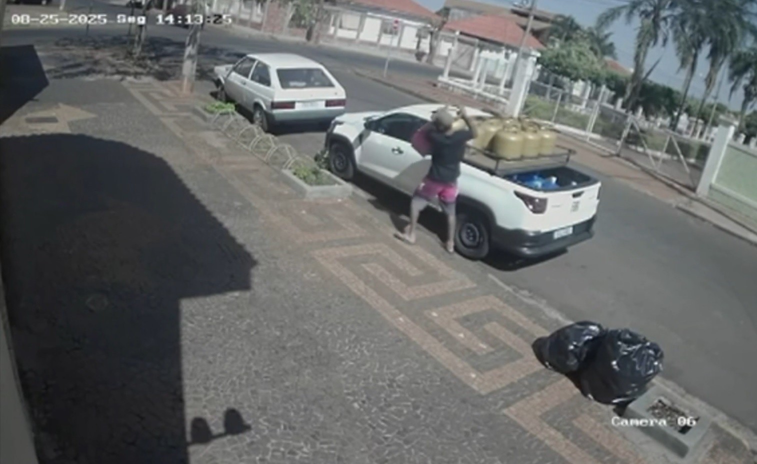 VÍDEO: homem furta botijão de gás de dentro de caminhonete de entrega em Pereira Barreto