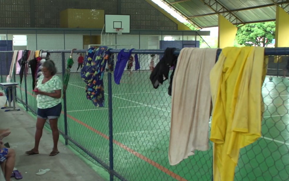 Famílias foram levadas para colégio após casas alagarem — Foto: Reprodução/Inter TV Cabugi