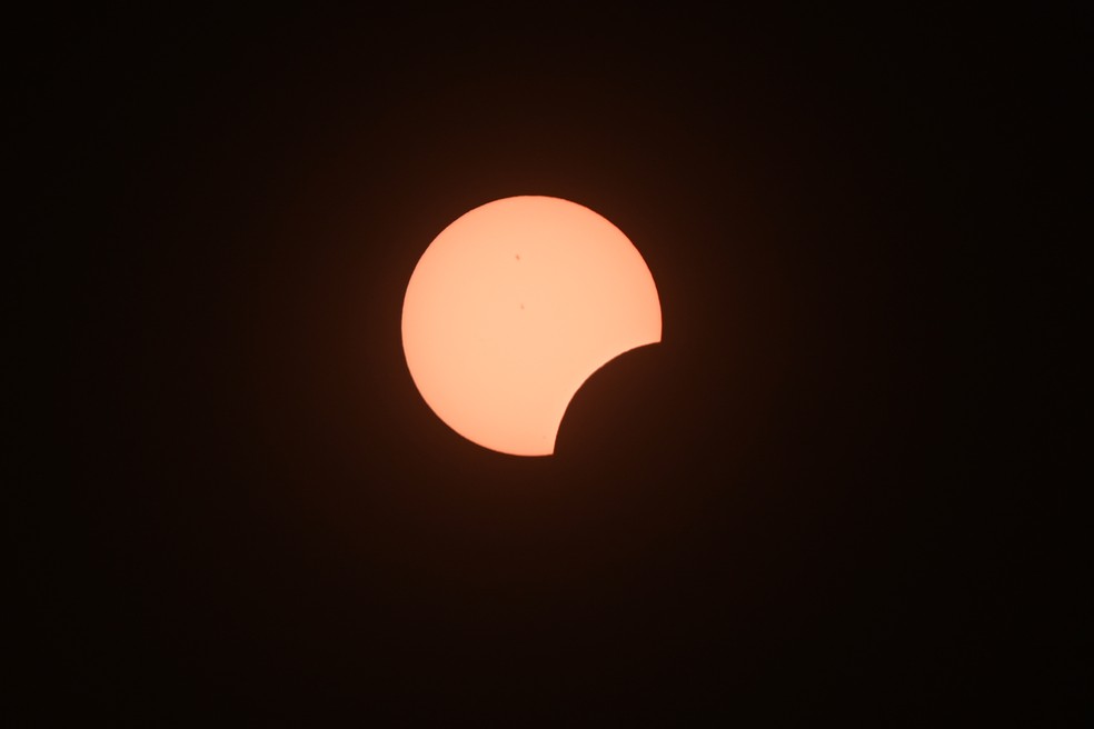 Eclipse visto de Brasília neste sábado (14). — Foto: TON MOLINA/FOTOARENA/ESTADÃO CONTEÚDO