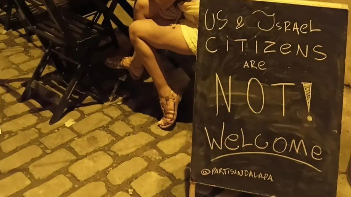 Bar da Lapa é multado por exibir placa dizendo que americanos e israelenses não são bem-vindos