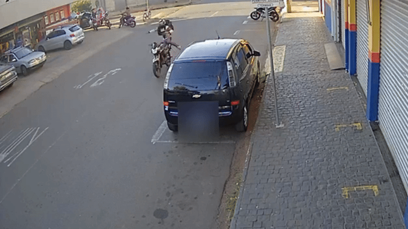 VÍDEO: Homem invade contramão e ‘joga’ moto na direção do irmão em MG