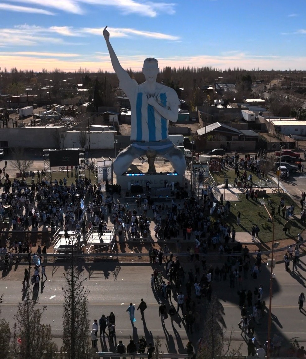 Estatua de Messi na Patagônia, na Argentina. — Foto: Carlos Martinez/via REUTERS