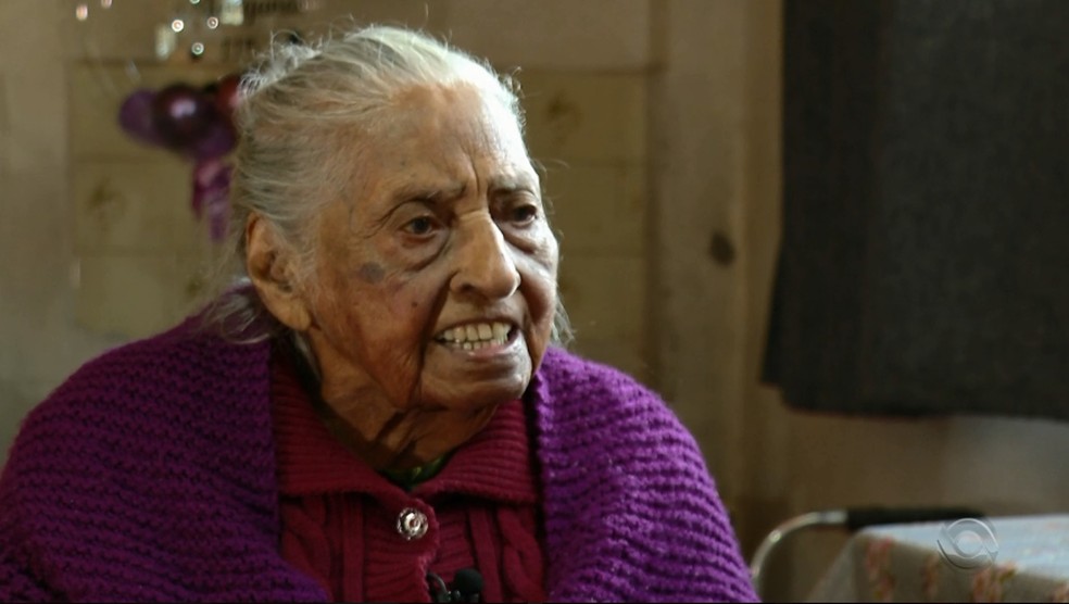 Aos 115 anos, Dona Margarida impressiona pela lucidez e boa saúde — Foto: Reprodução/RBS TV