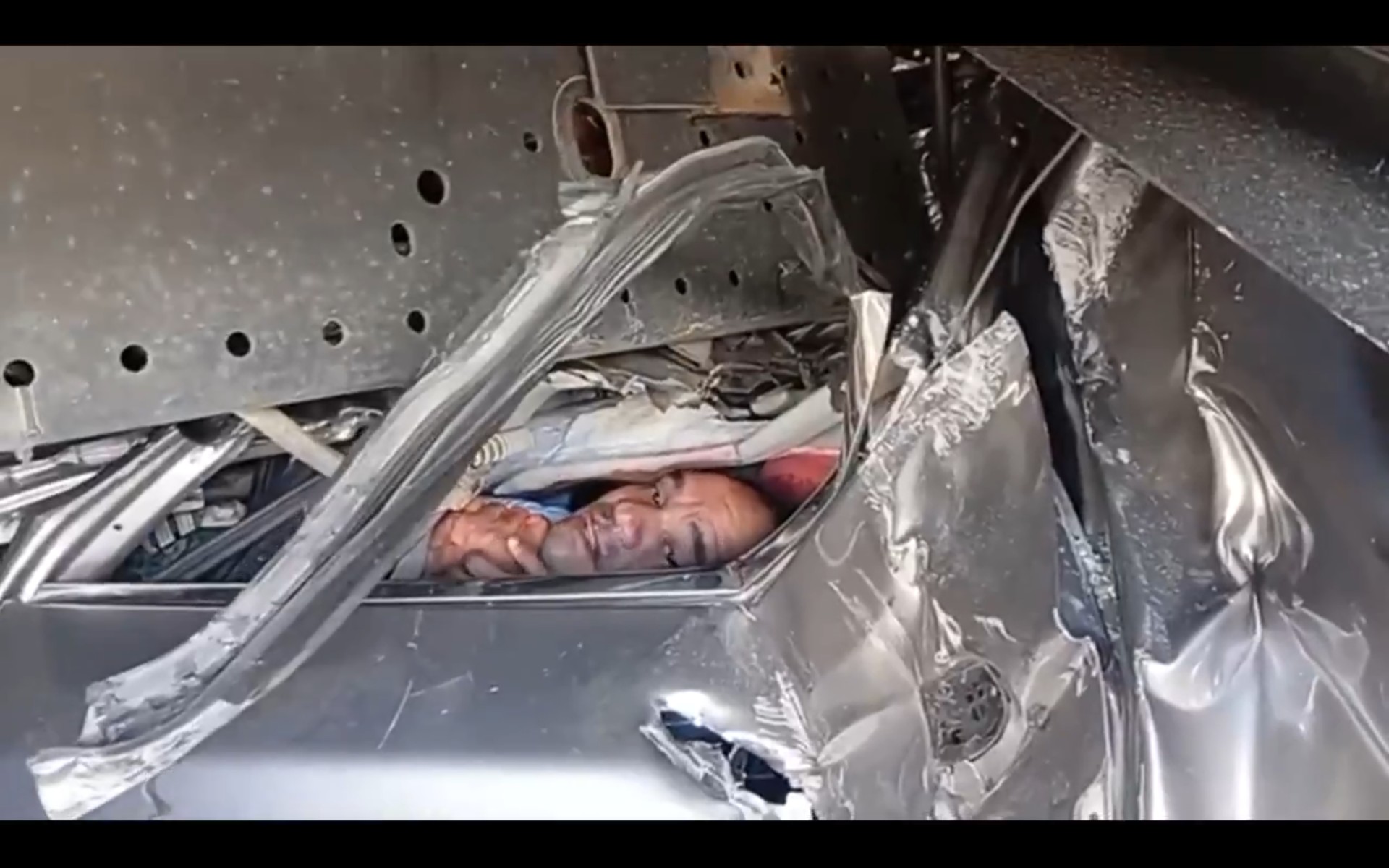 Milagre na estrada: VÍDEO mostra pai de família preso entre ferragens de carro esmagado por caminhão; todos sobreviveram
