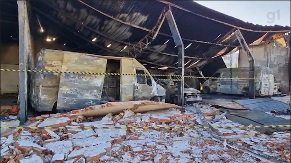 Incêndio atinge galpões e destrói mais de dez veículos em Picos, no Sul do Piauí — Foto: Antônio Rocha/TV Clube