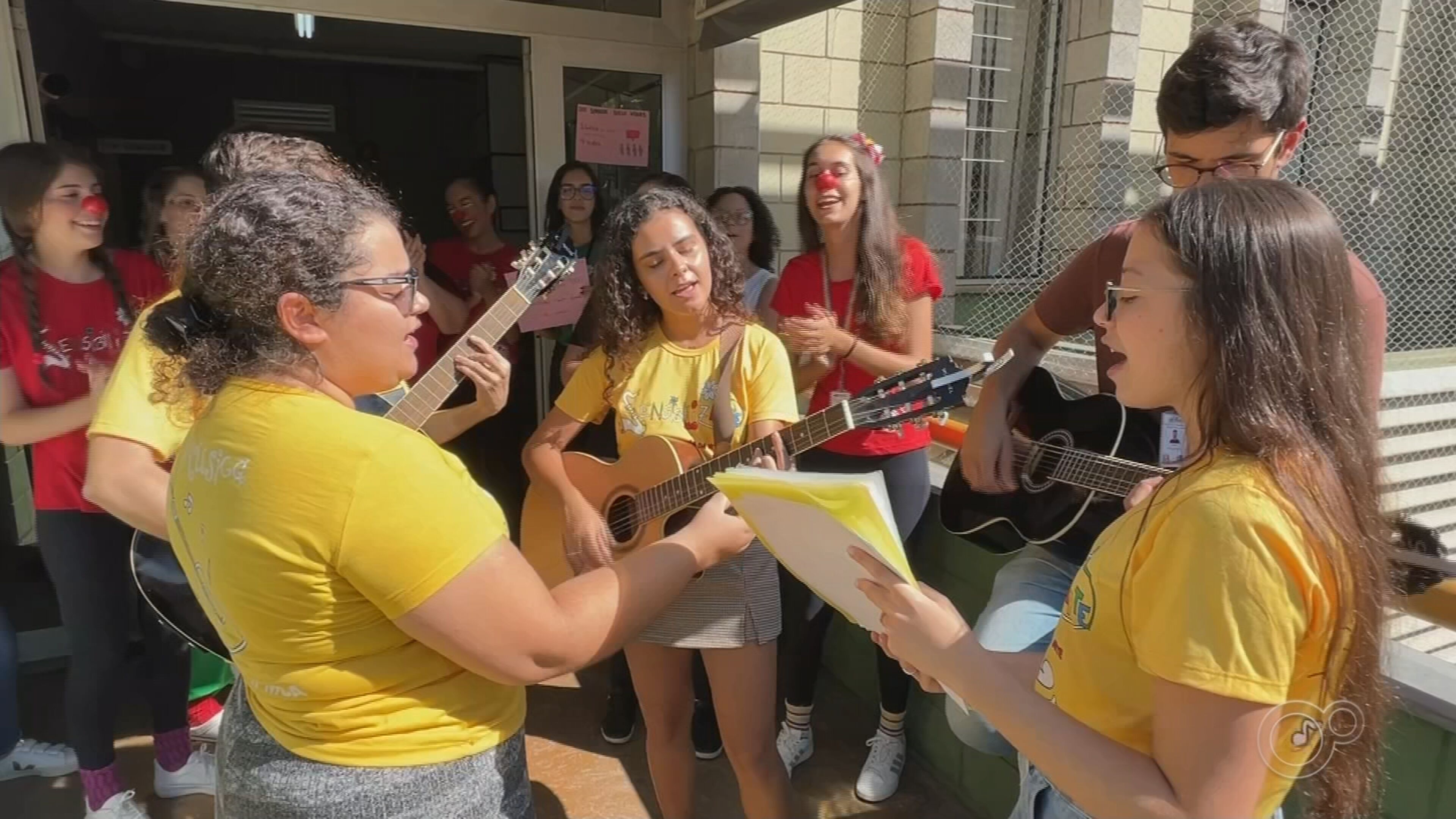 Fantasiados e com música, estudantes de medicina e enfermagem incentivam doação de sangue em Marília