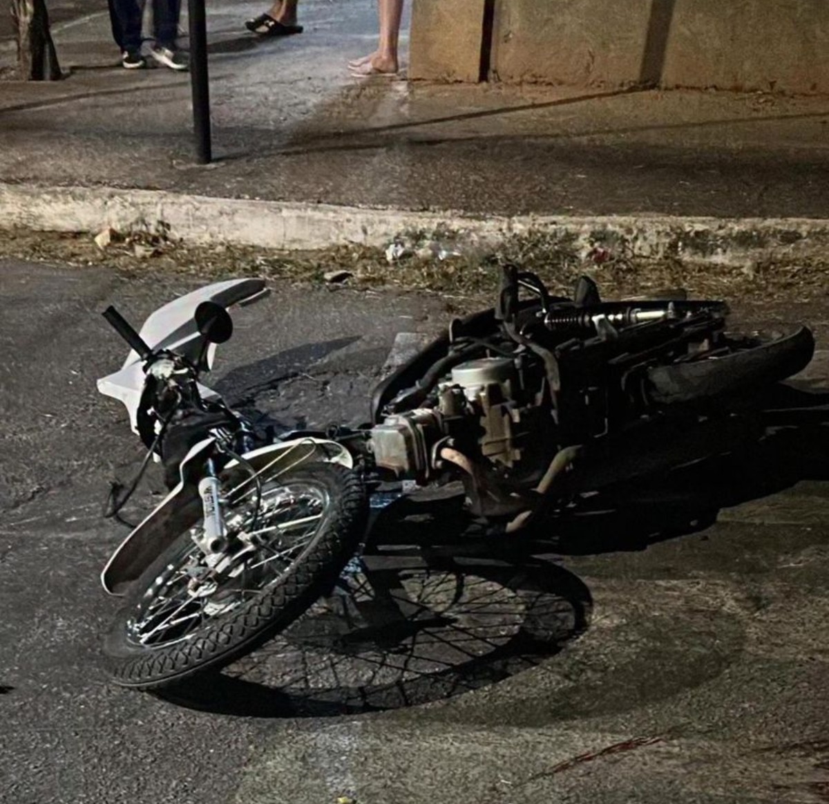 Entregador de lanches morre atingido por carro em cruzamento de Nova Serrana