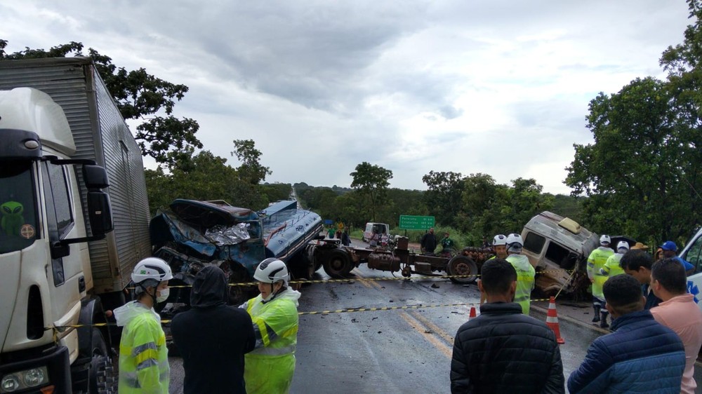 Acidente com caminhões mata motorista e interdita BR-040 no Noroeste de MG