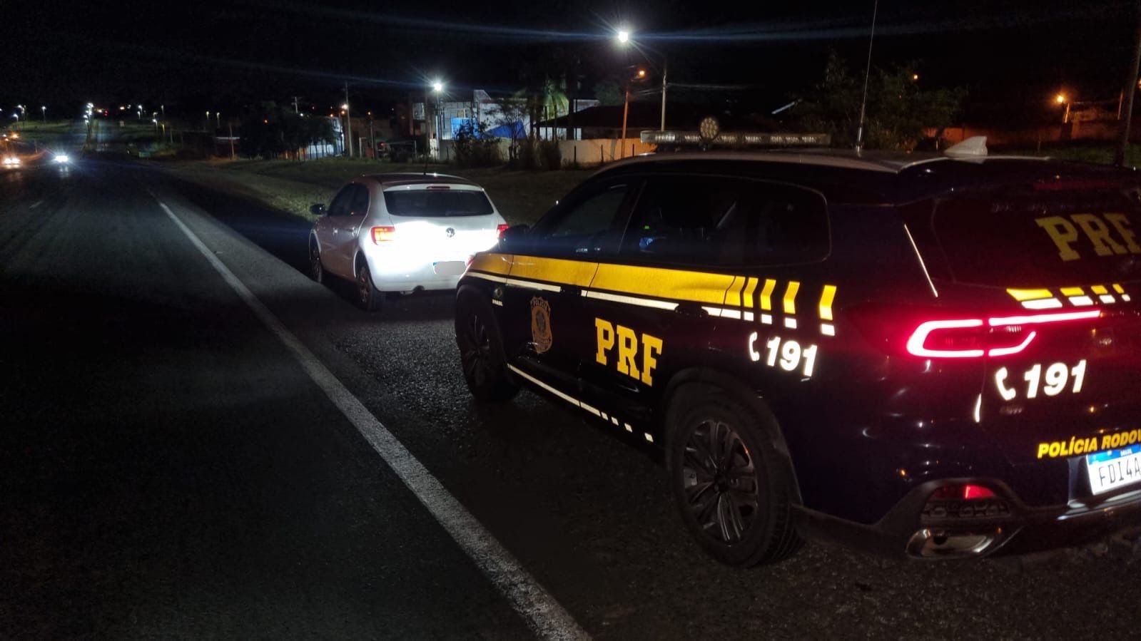 Motorista é detida após acelerar para fugir de blitz e quase atropelar policiais em Rio Preto 