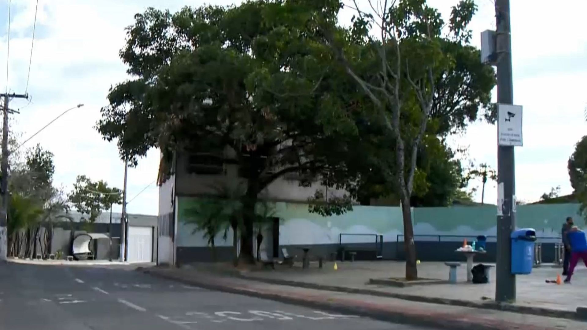 Adolescente de 14 anos é perseguido e baleado com oito tiros no meio da rua na Serra