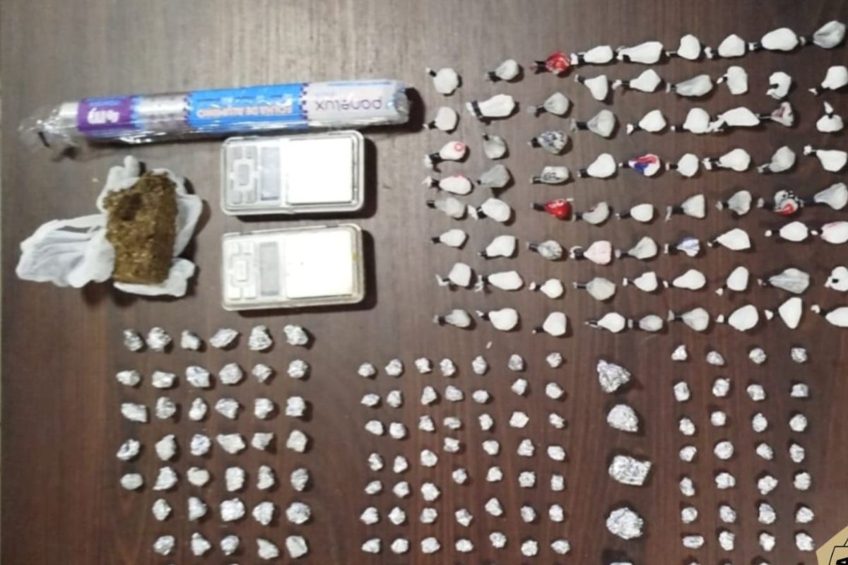 Homem foge com filho de 2 meses durante buscas por tráfico de drogas e deixa companheira ser presa sozinha no PR, diz polícia