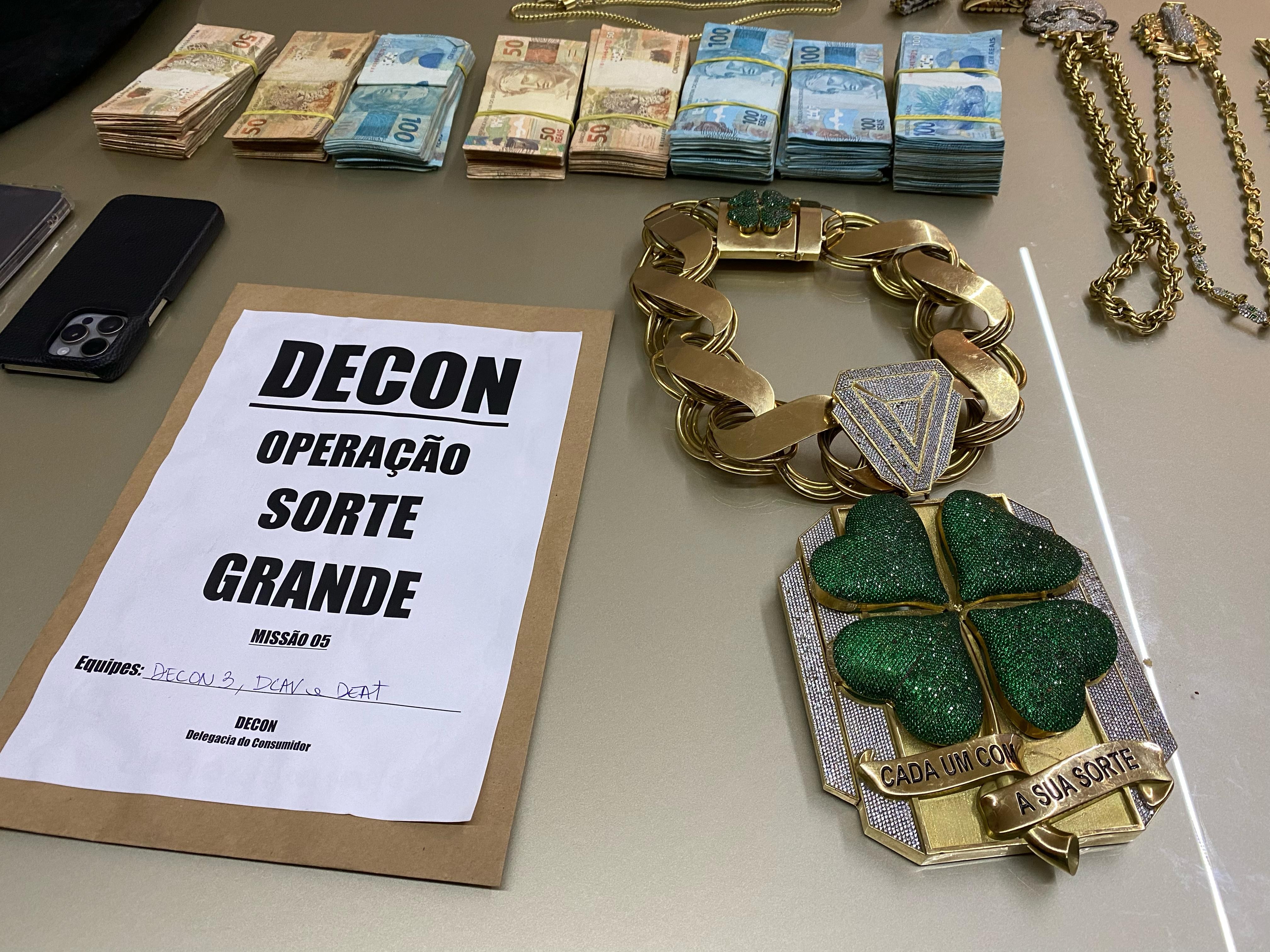 Cordão com 1,5 kg de ouro, diamantes e dinheiro 'cinematográfico': veja apreensão de operação contra rifa ilegal
