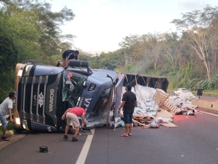 Carreta com carga de sementes tomba e fica atravessada na BR-050 entre Uberlândia e Araguari