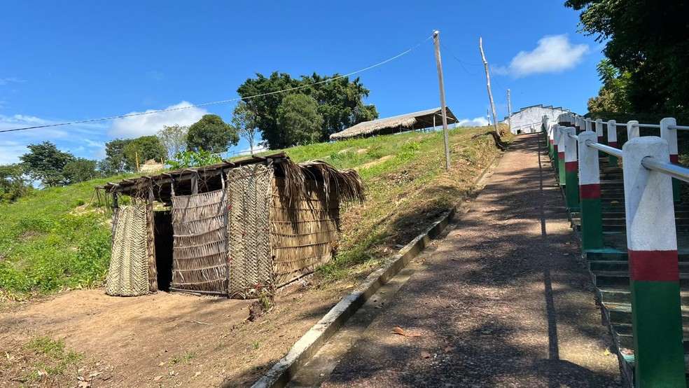 Barracas de palha foram montadas na comunidade Cametá para os atendimentos da expedição — Foto: Divulgação