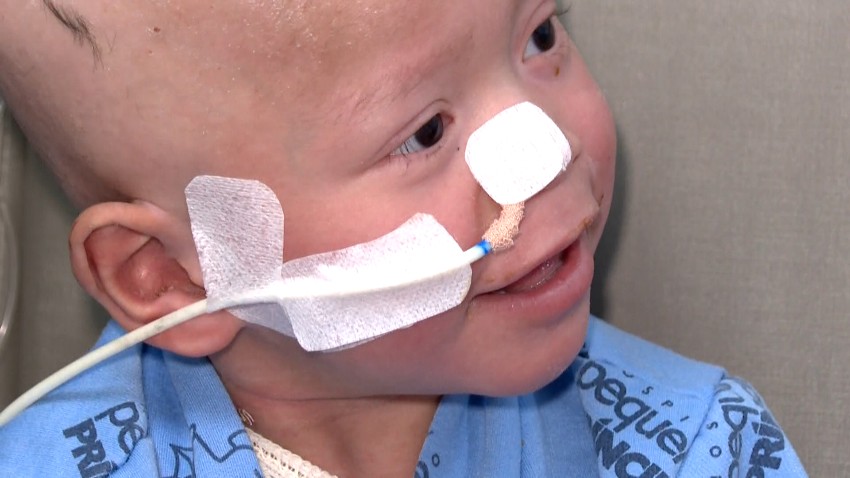 Após perder três irmãos para a mesma doença, criança percorre 4 mil km até Curitiba para fazer transplante de medula óssea