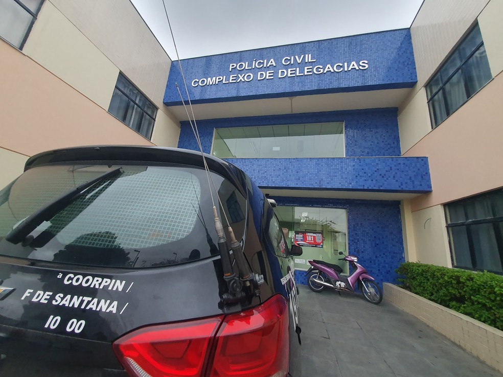 Suspeito foi levado para o Complexo de Delegacias de Feira de Santana — Foto: Divulgação/PC