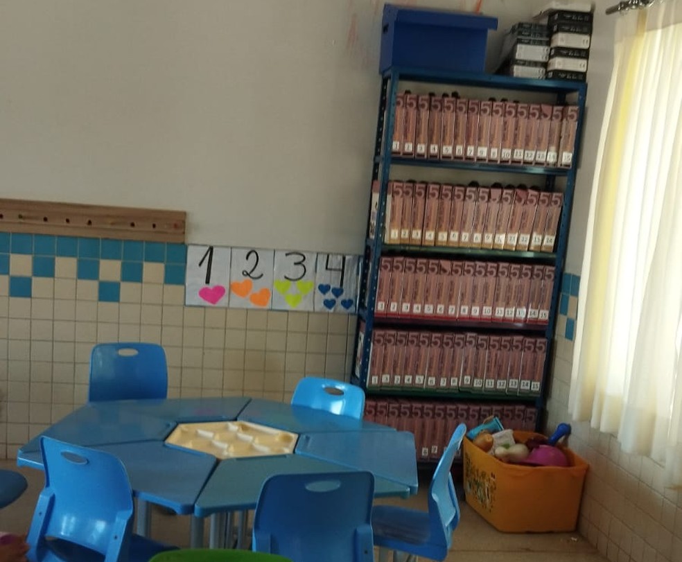 Kits pedagógicos em prateleira de escola em Palmas — Foto: Divulgação