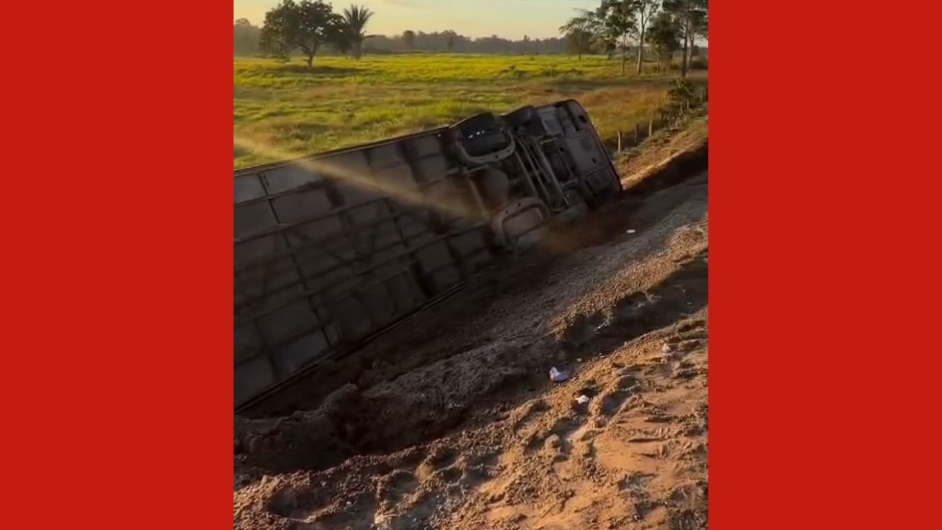 Passageiro morre e outras pessoas ficam feridas após ônibus tombar na Transamazônica, no PA