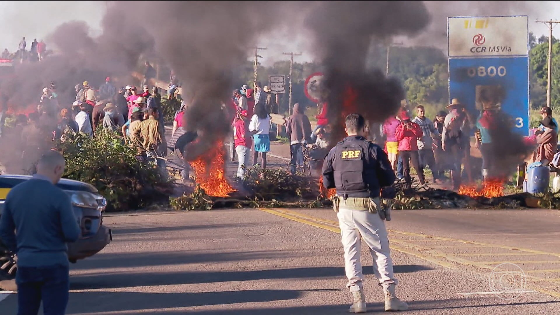 Integrantes do MST bloqueiam estradas em Mato Grosso do Sul pelo terceiro dia seguido