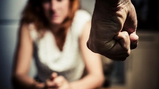 Maioria do STF vota para que patrão e INSS paguem benefício a mulher afastada do trabalho por violência doméstica - Lei prevê afastamento de até seis meses para proteger vítima, mas não define quem arca com os custos. Seis ministros do Supremo votaram para que empregador arque por 15 dias, e o INSS pelo tempo restante.