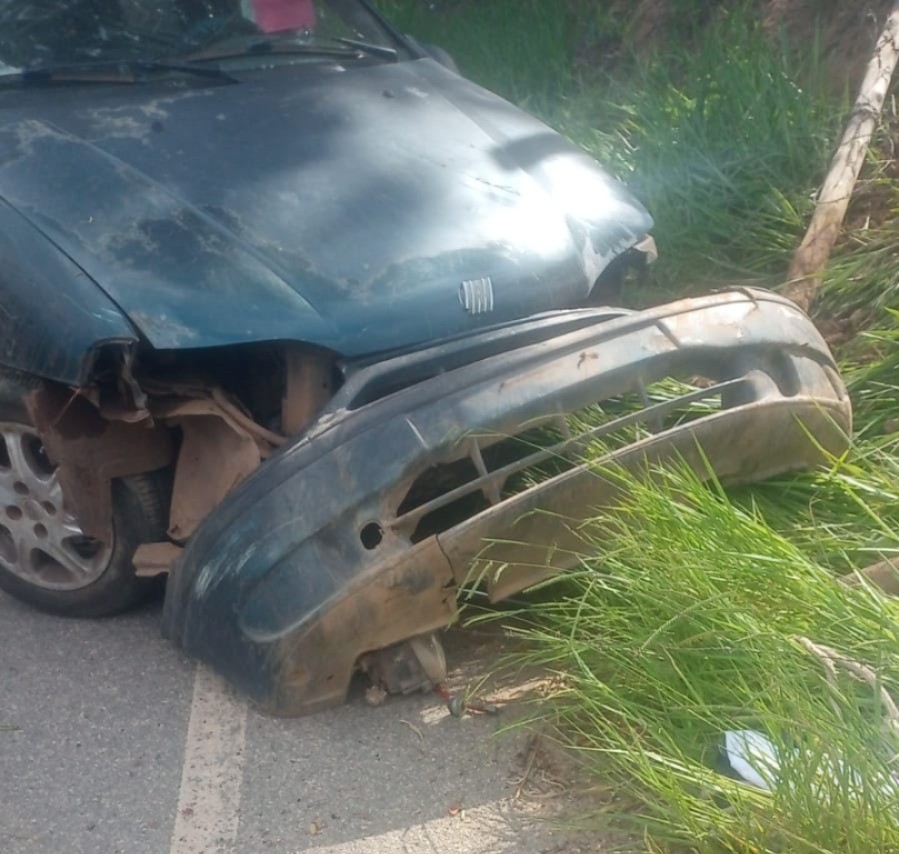 Motorista é lançado para fora do carro em capotamento e morre em Divinópolis