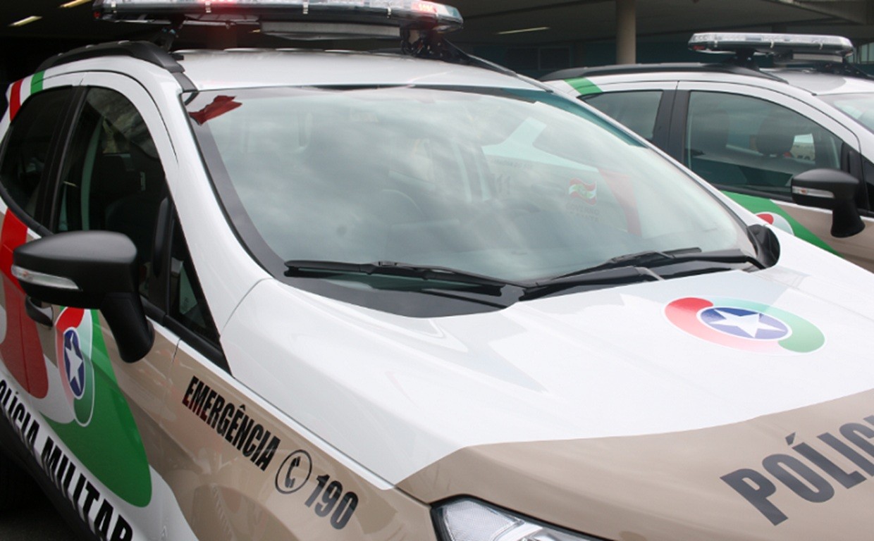 Ex-companheiro invade casa e tenta matar mulher a facadas em Balneário Rincão; filhos feridos ao tentar defendê-la