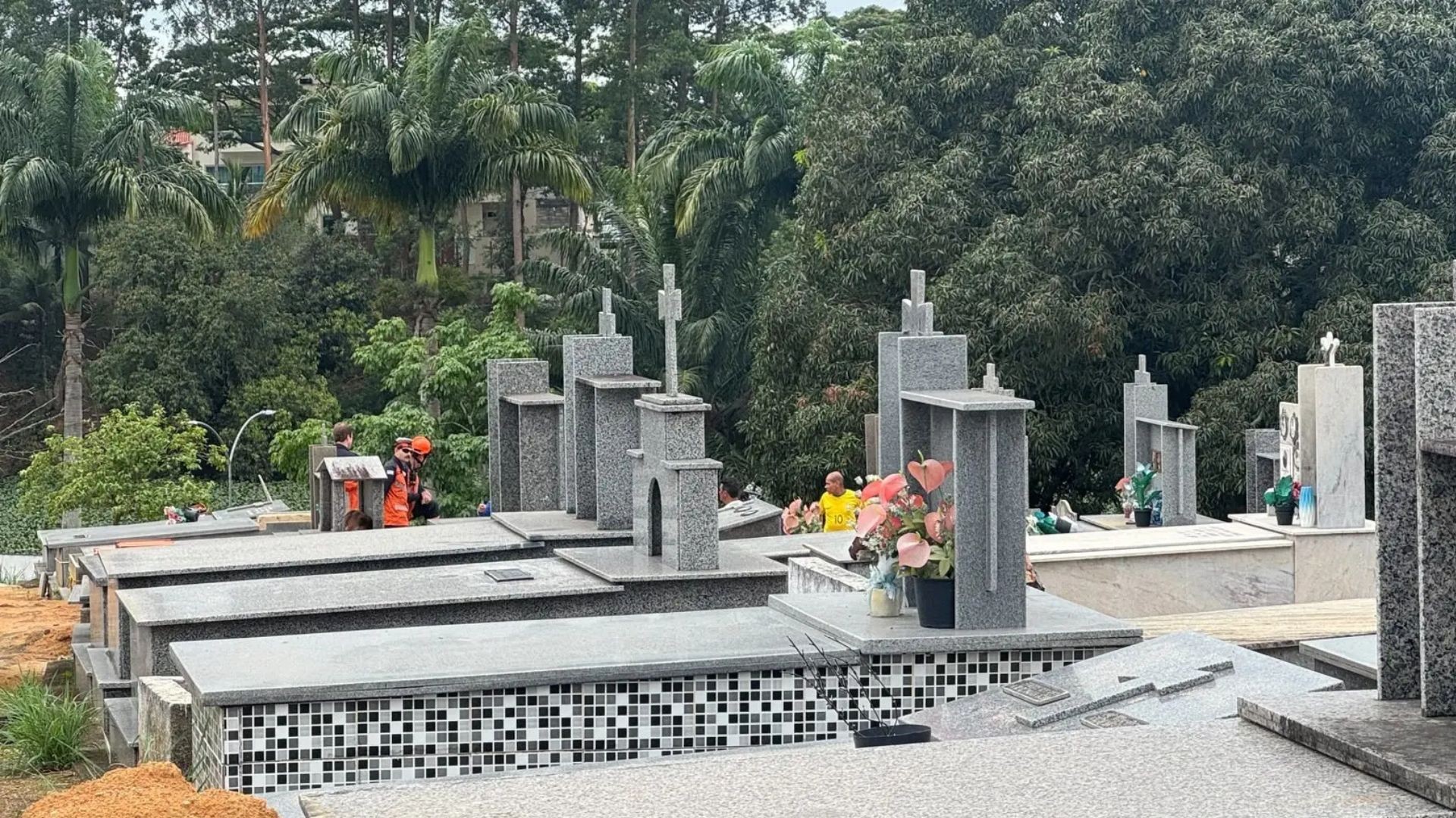 Filho morre ao cair dentro do túmulo do próprio pai em cemitério de Linhares, no ES