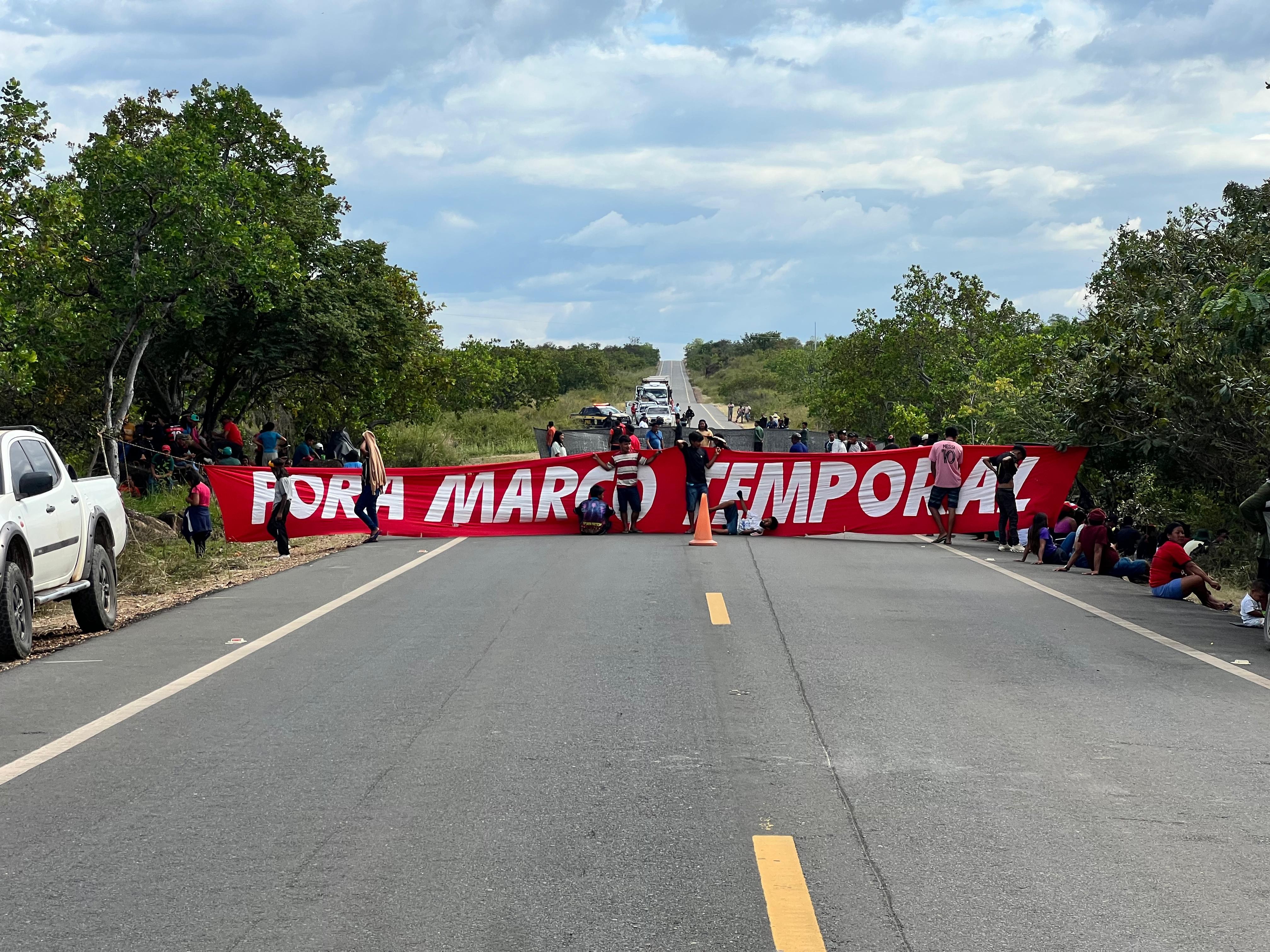 Indígenas mantêm protesto contra marco temporal na BR-174, em Roraima