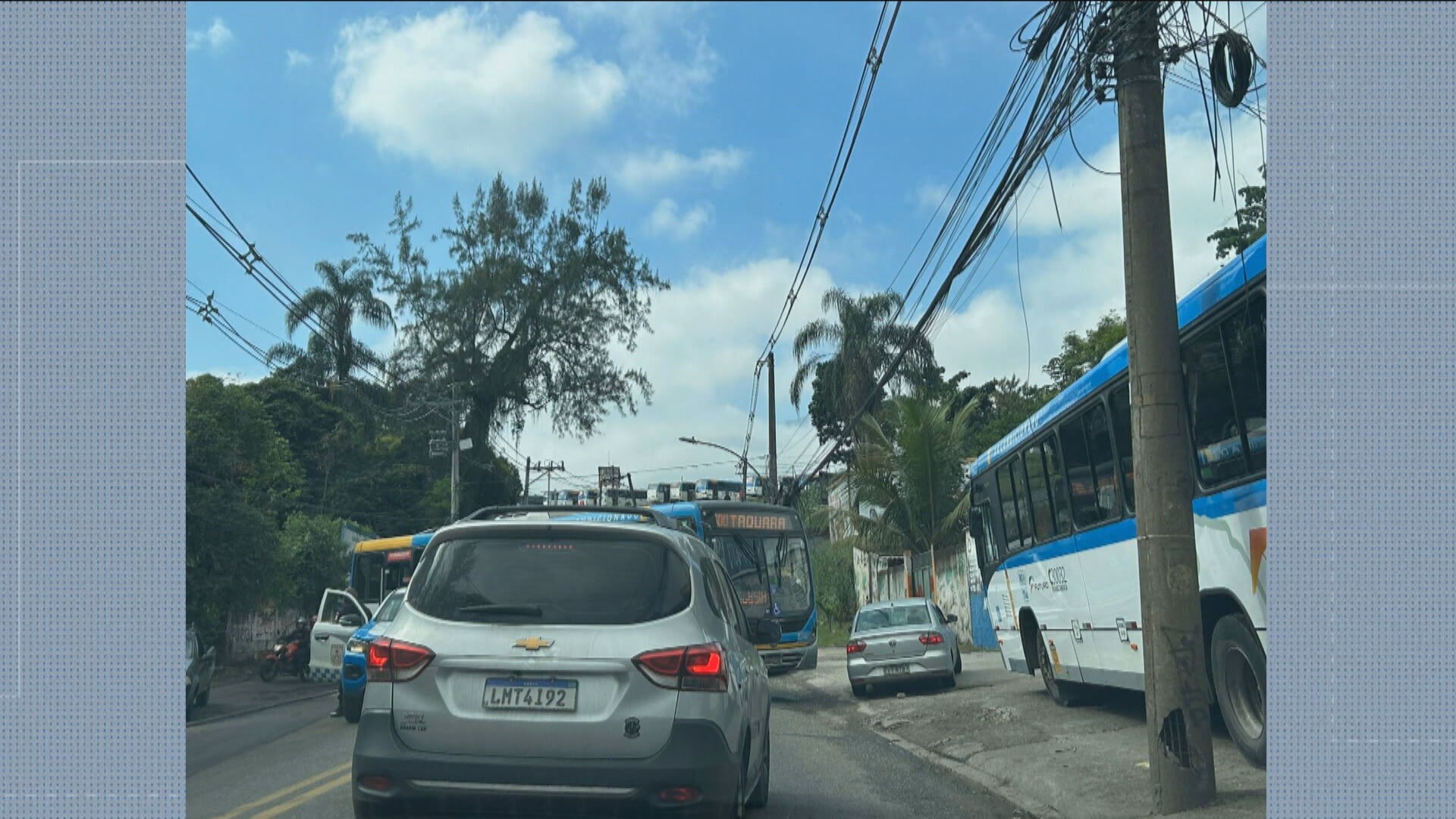 Operação na Gardênia Azul tem presos, ônibus usados como barricadas e afeta 18 linhas de ônibus 
