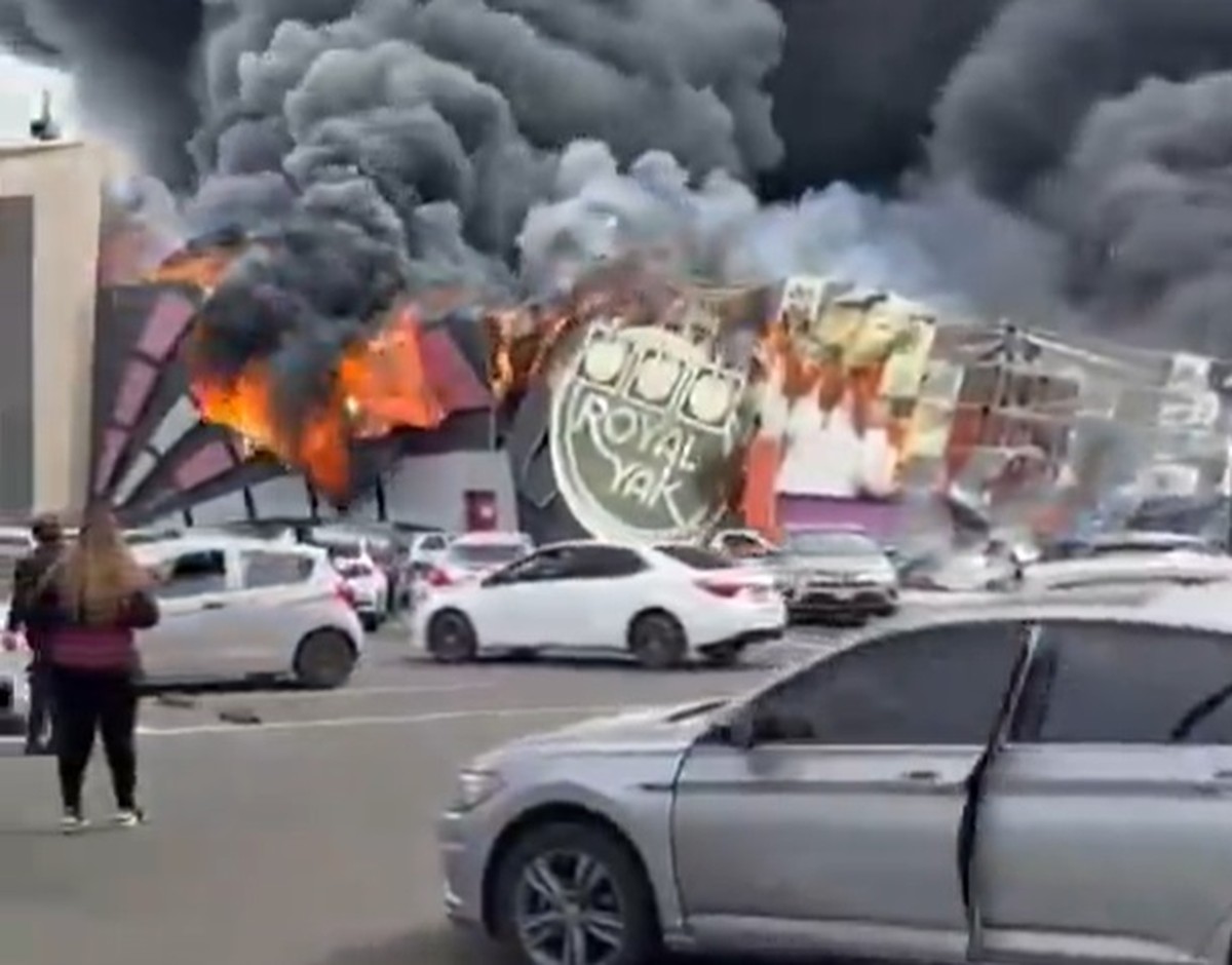 Cassino e parque de diversões pegam fogo no México