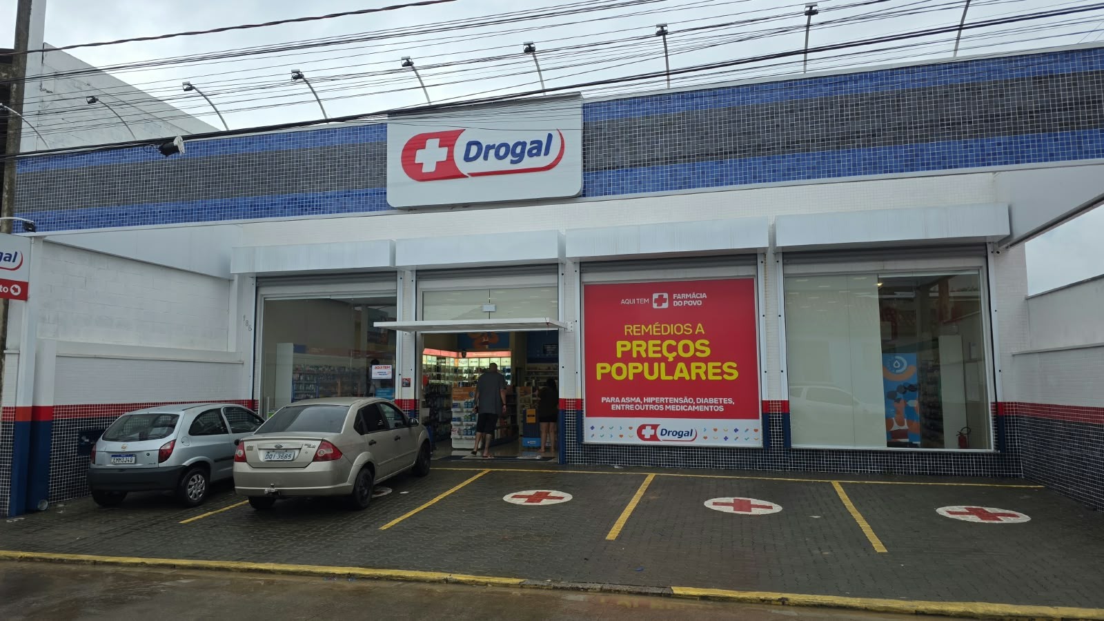 Criminosos fazem funcionários reféns e roubam farmácia em Piracicaba
