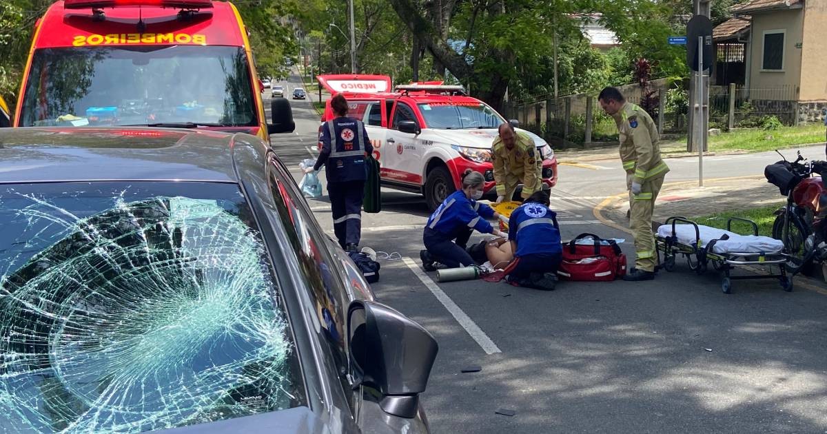 Motociclista fica gravemente ferido após batida em esquina de Curitiba; mulher morreu no mesmo local há três meses