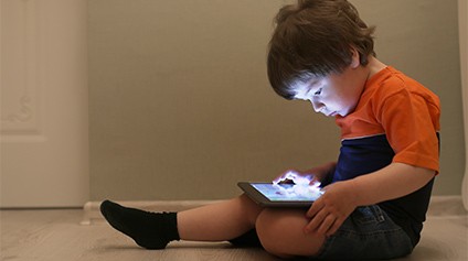 O impacto invisível: como o excesso de telas afeta corpo e mente das crianças