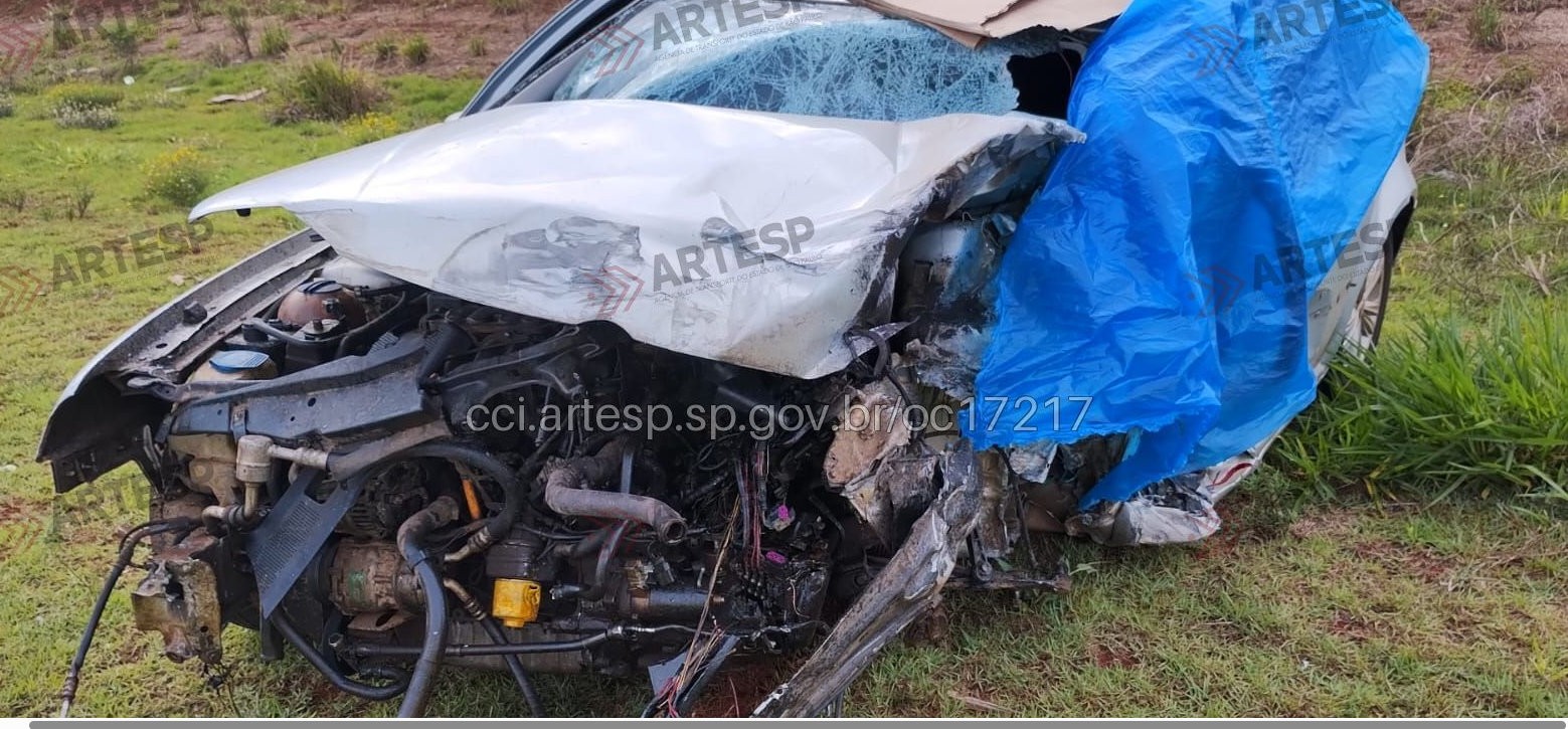 Motorista morre em acidente entre carro e carreta na SP-191 em Araras