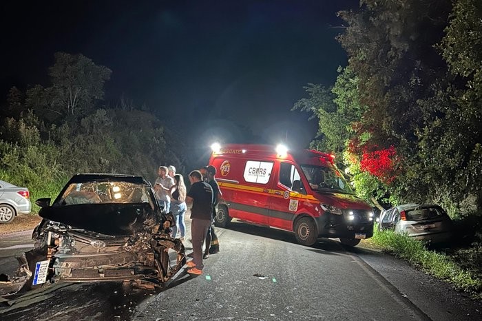 Acidente envolvendo três veículos deixa 14 feridos no Norte do RS, diz Corpo de Bombeiros