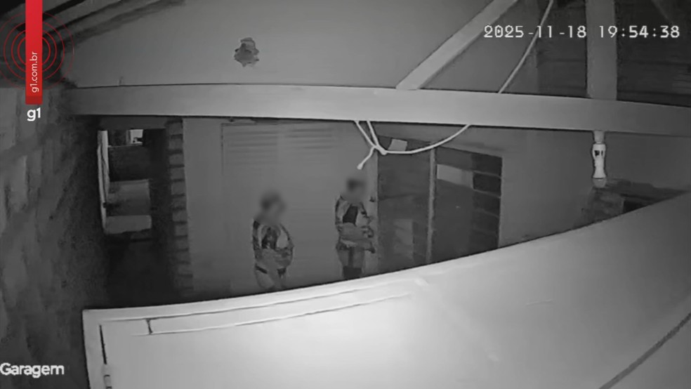 2 de 5
Policiais entram em casa que estava com port&atilde;o aberto e fam&iacute;lia denuncia abuso em Barra Bonita (SP) &mdash; Foto: Reprodu&ccedil;&atilde;o/C&acirc;mera de seguran&ccedil;a