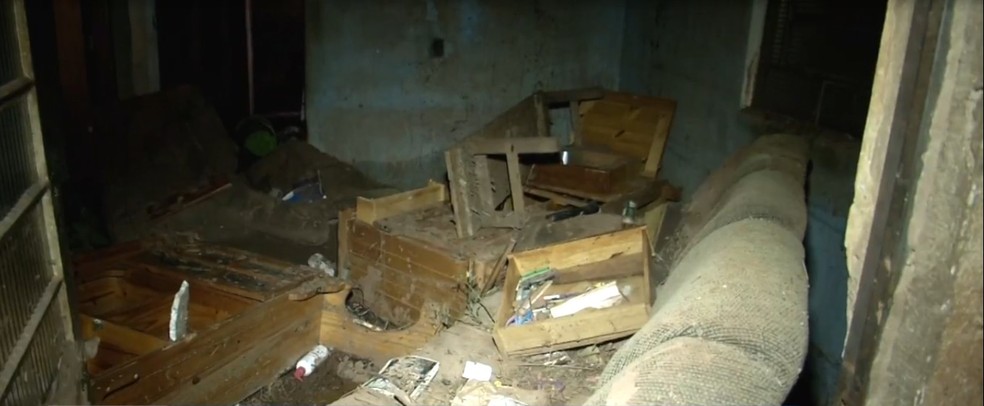 Moradores da zona rural ainda limpam as residências dos destroços e da lama — Foto: TV Morena/Reprodução