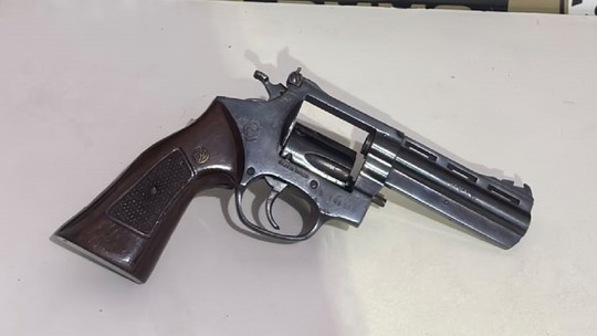 Homem é preso após agredir cliente com arma em bar de Juiz de Fora