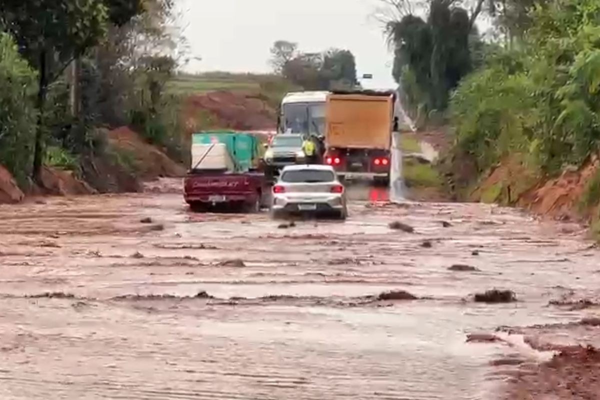 Barreira se rompe devido à chuva e faz estrada virar rio no Paraná