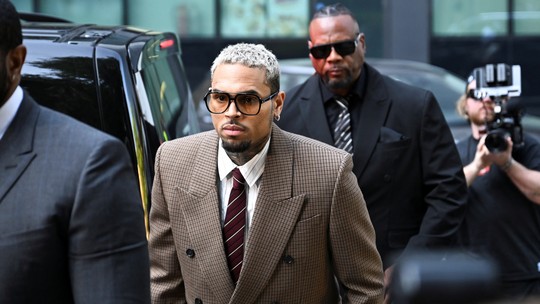 Chris Brown se declara inocente em mais duas acusações no caso de agressão no Reino Unido - Cantor compareceu nesta sexta-feira (11) ao Tribunal da Coroa de Southwark, em Londres.
