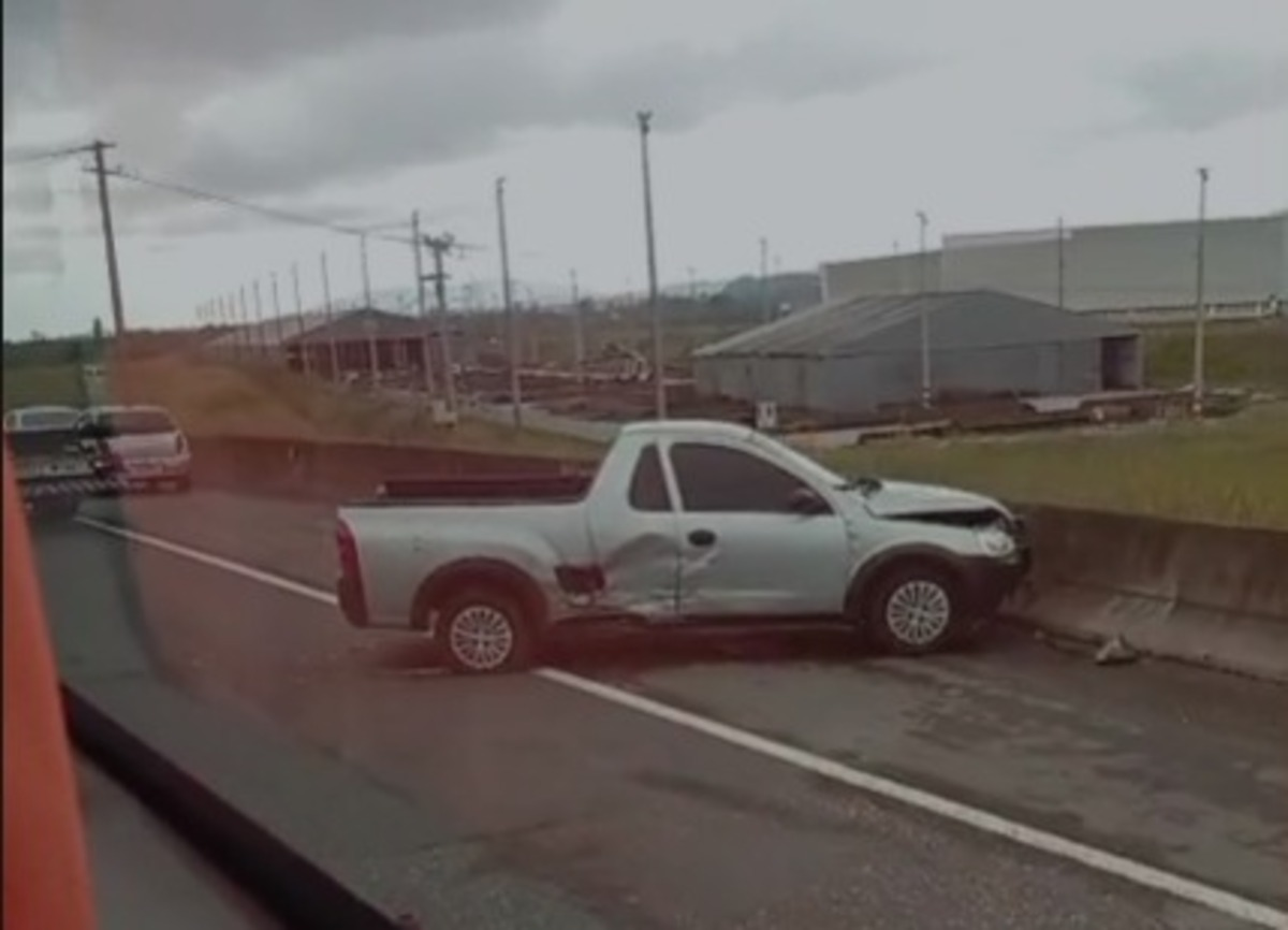 Acidente entre veículos deixa pessoa ferida na Via Dutra, em Itatiaia