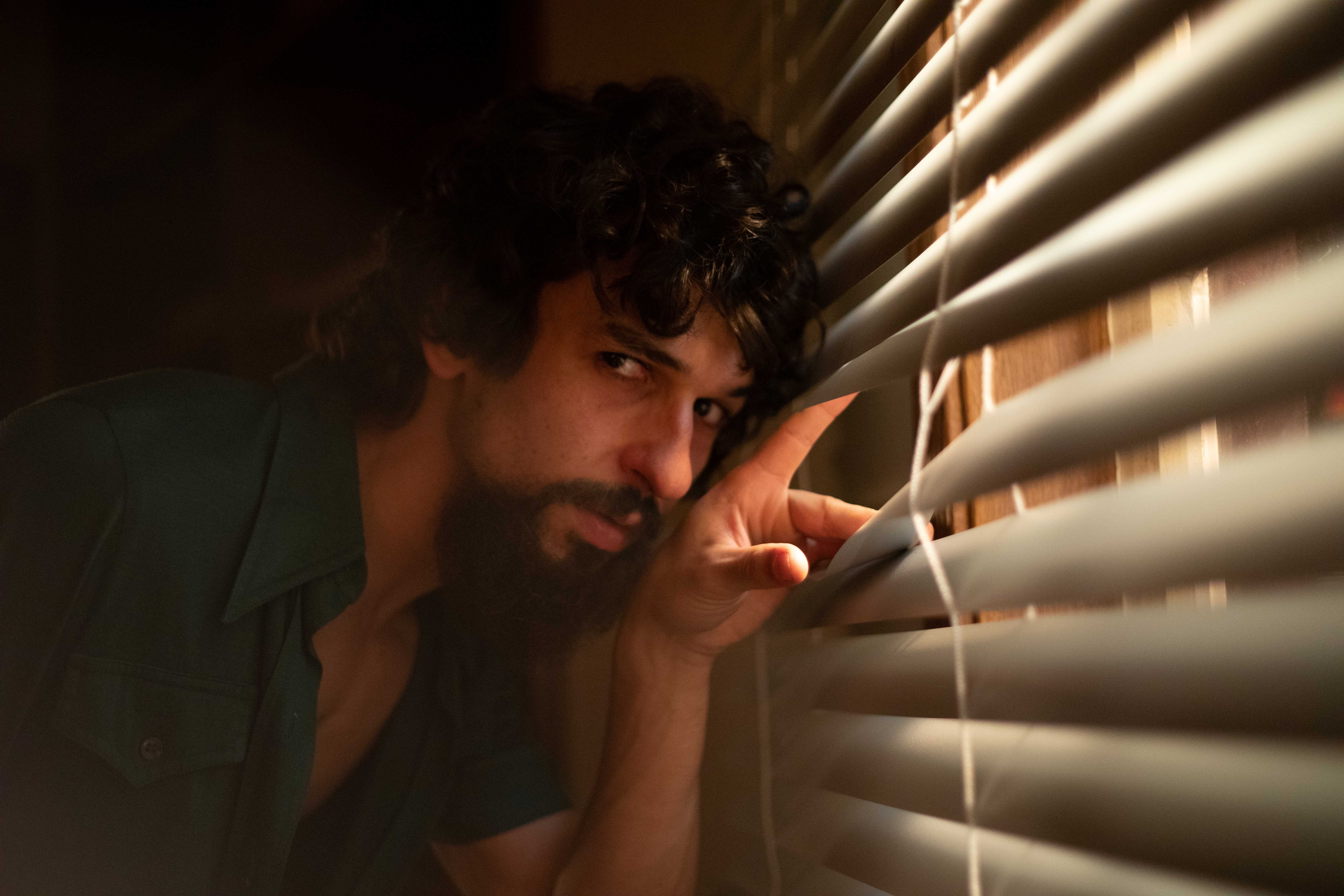 Série sobre Raul Seixas tem cenas doidonas para mostrar como ele se tornou lenda do rock brasileiro | Cinema