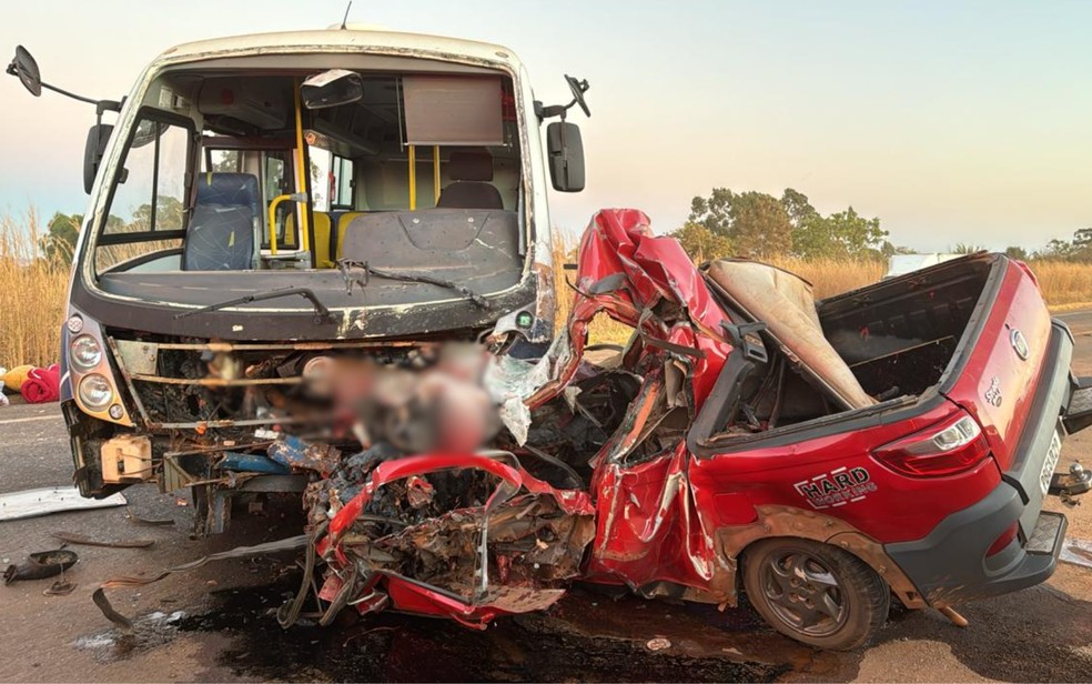 Acidente com micro-ônibus em Planaltina — Foto: Divulgação/Corpo de Bombeiros