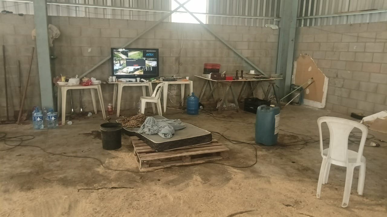 Homem é preso suspeito de usar galpão para manter desmanche em Araçariguama