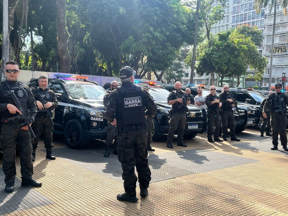 Policiais reunidos para operação contra receptação de celulares no estado de SP — Foto: Divulgação/GESP