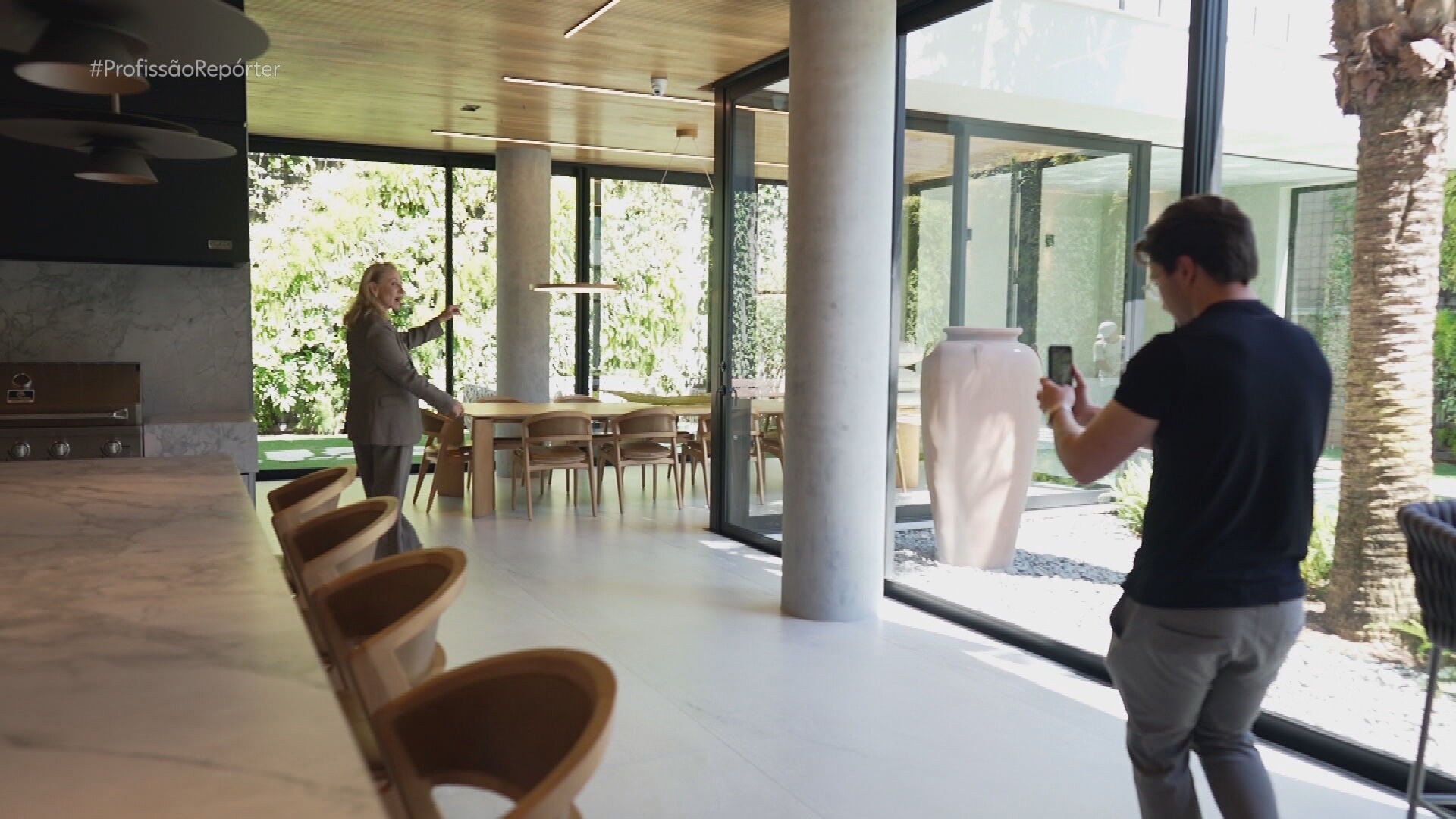 Mansões e carros de milhões: o fascínio brasileiro pelo universo do luxo 